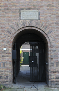 909263 Gezicht op het poortje naar het achterom in de huizen aan de Rembrandtkade te Utrecht, met daarboven de ...